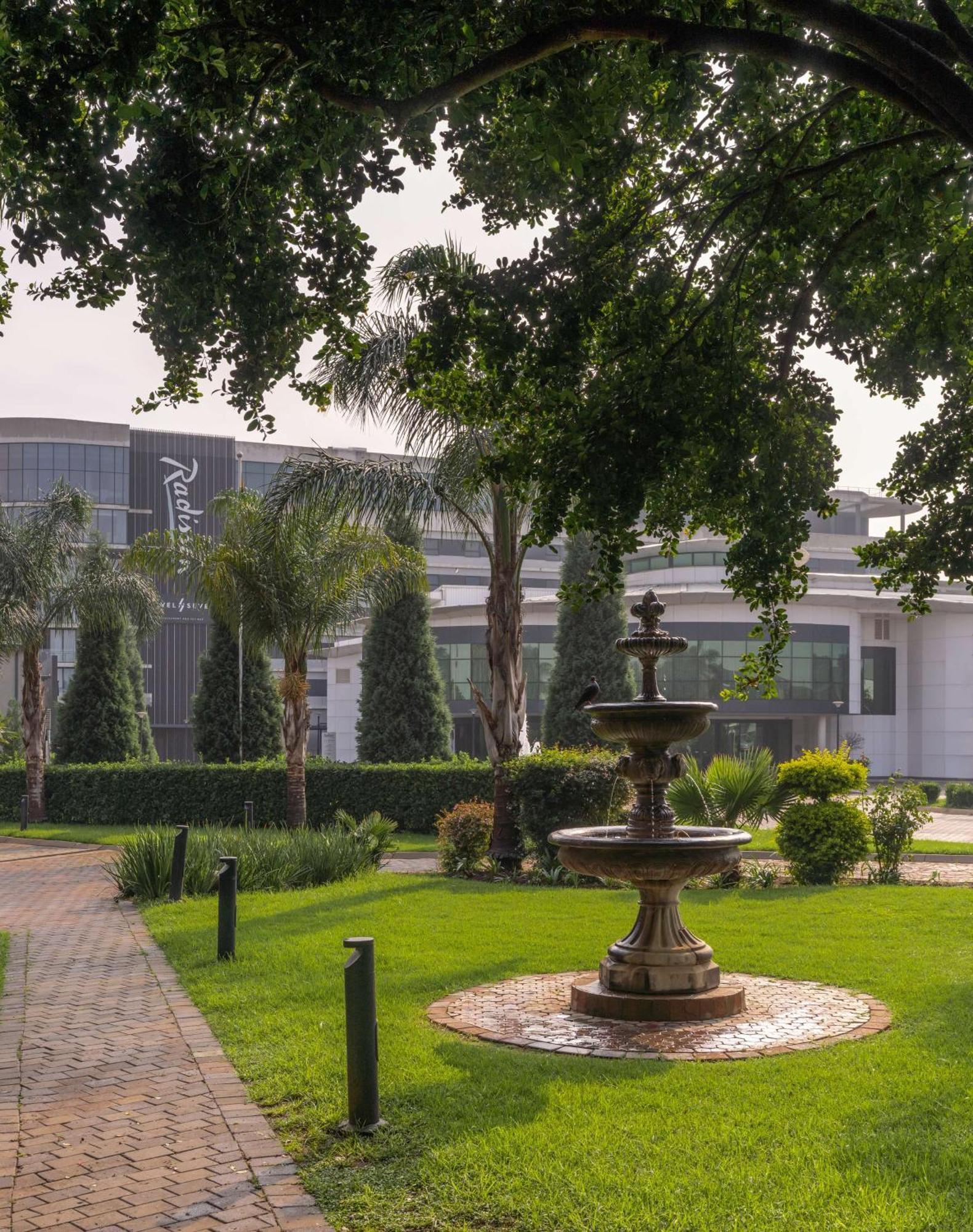 Radisson And Convention Centre Or Tambo Airport 4*