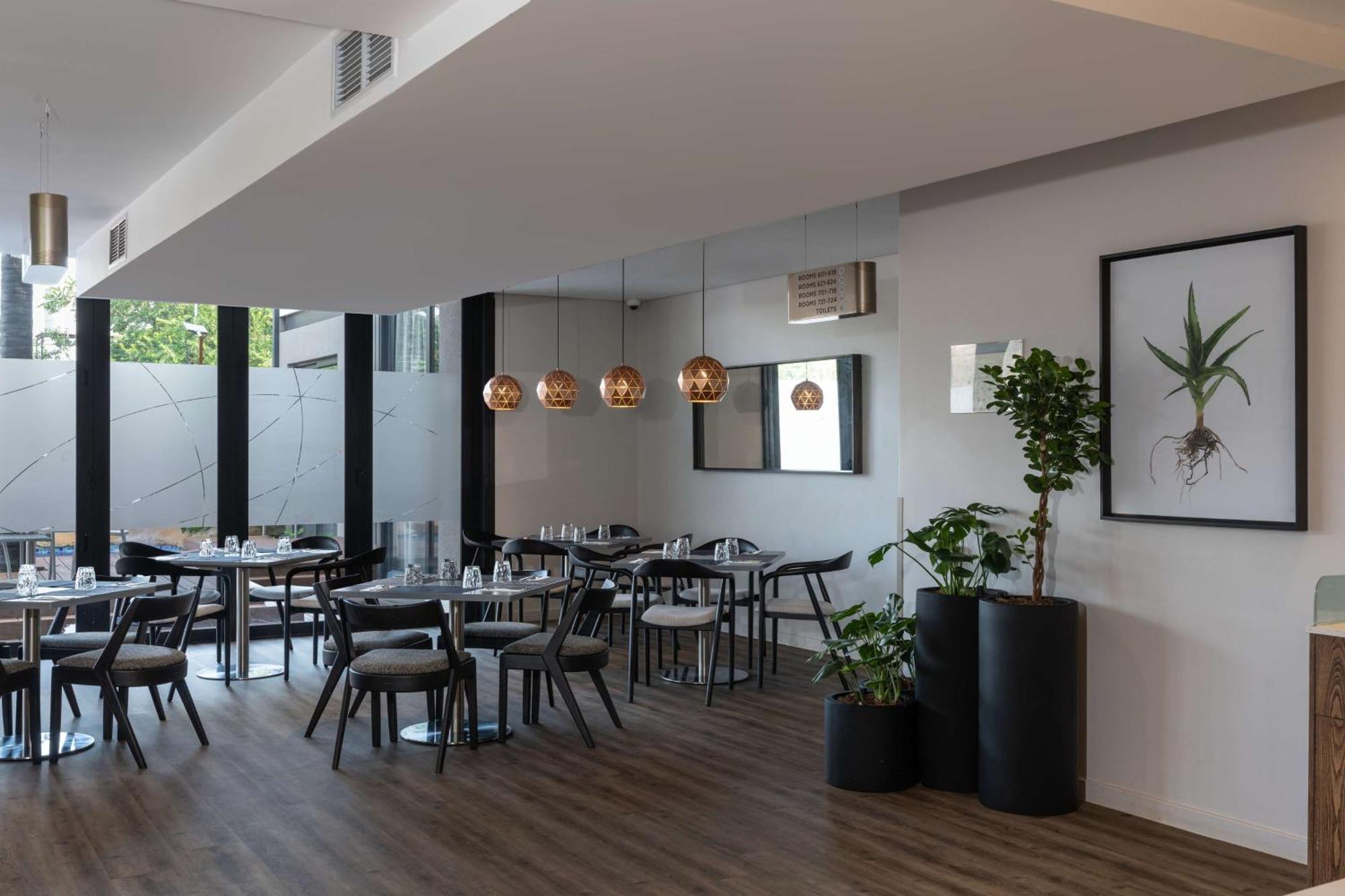 Hotel Radisson And Convention Centre Or Tambo Airport 4*